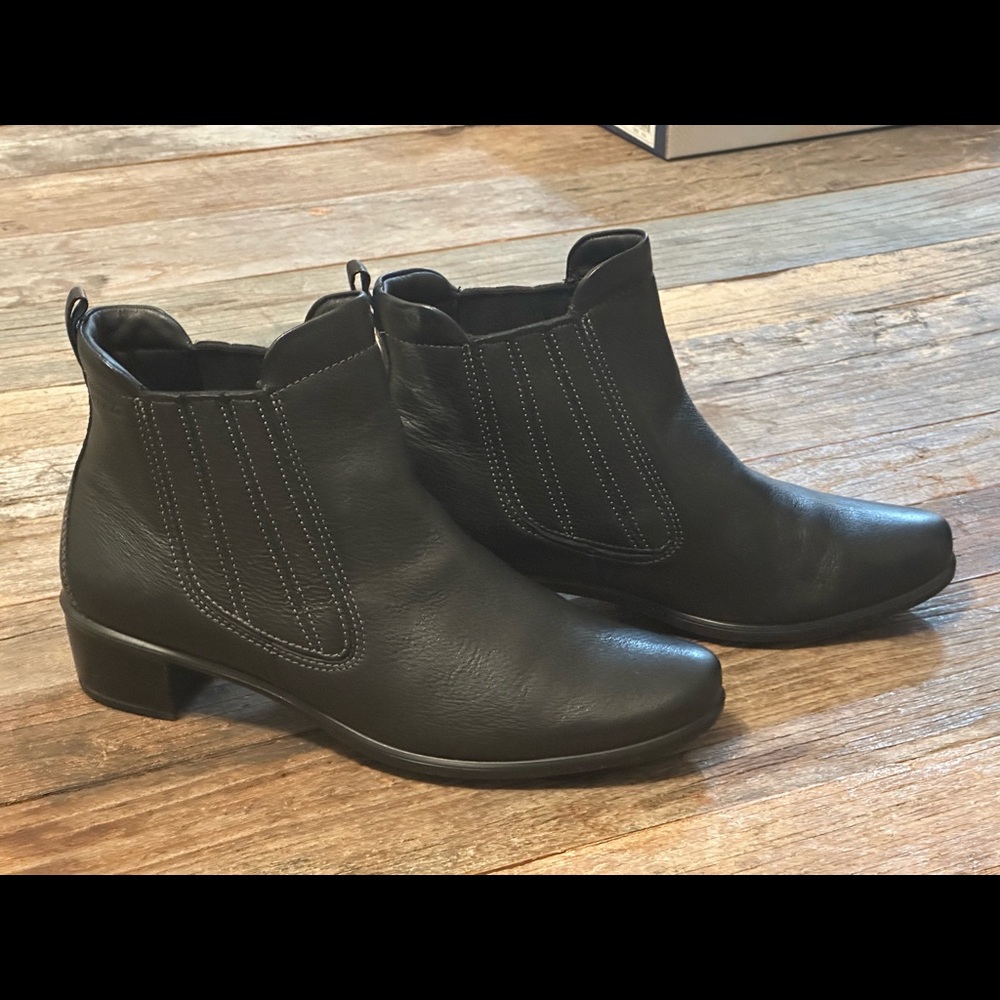 Ecco women’s ankle boots -NEVER WORN!